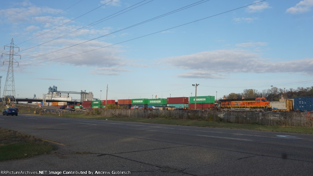 BNSF 5828 Intermodal Train